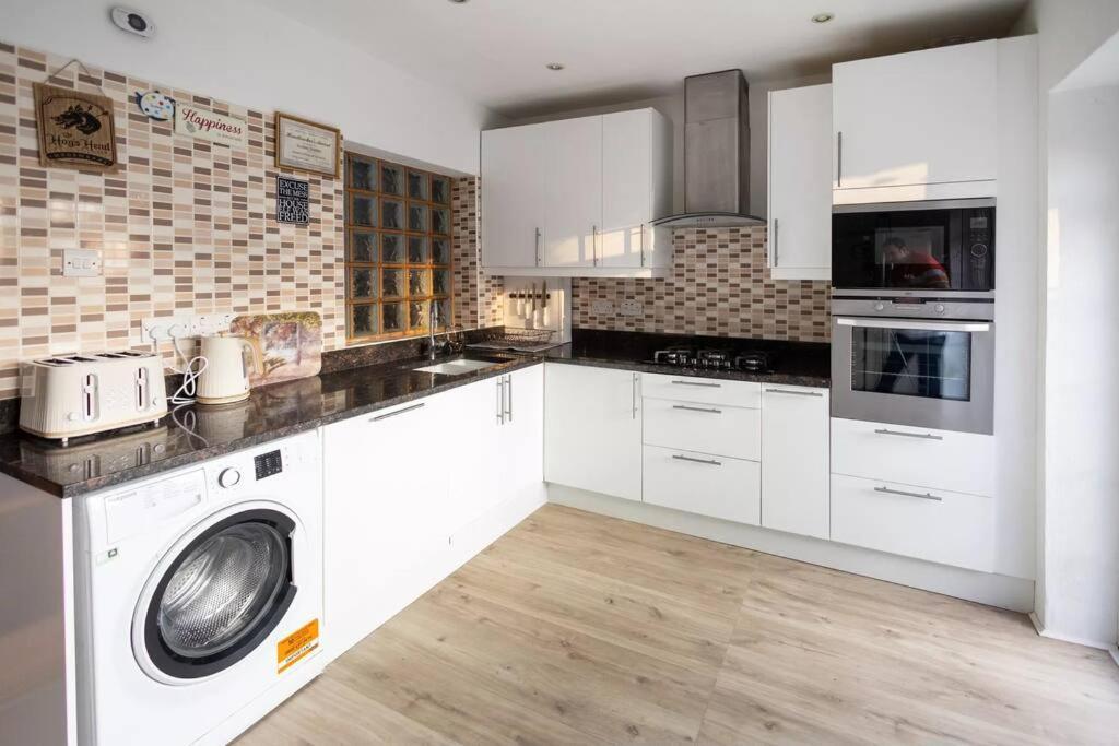 Hogwarts Hideaway Themed Property Watford  Exterior photo