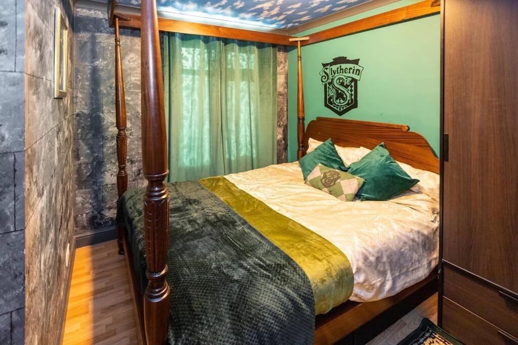 Hogwarts Hideaway Themed Property Watford  Exterior photo