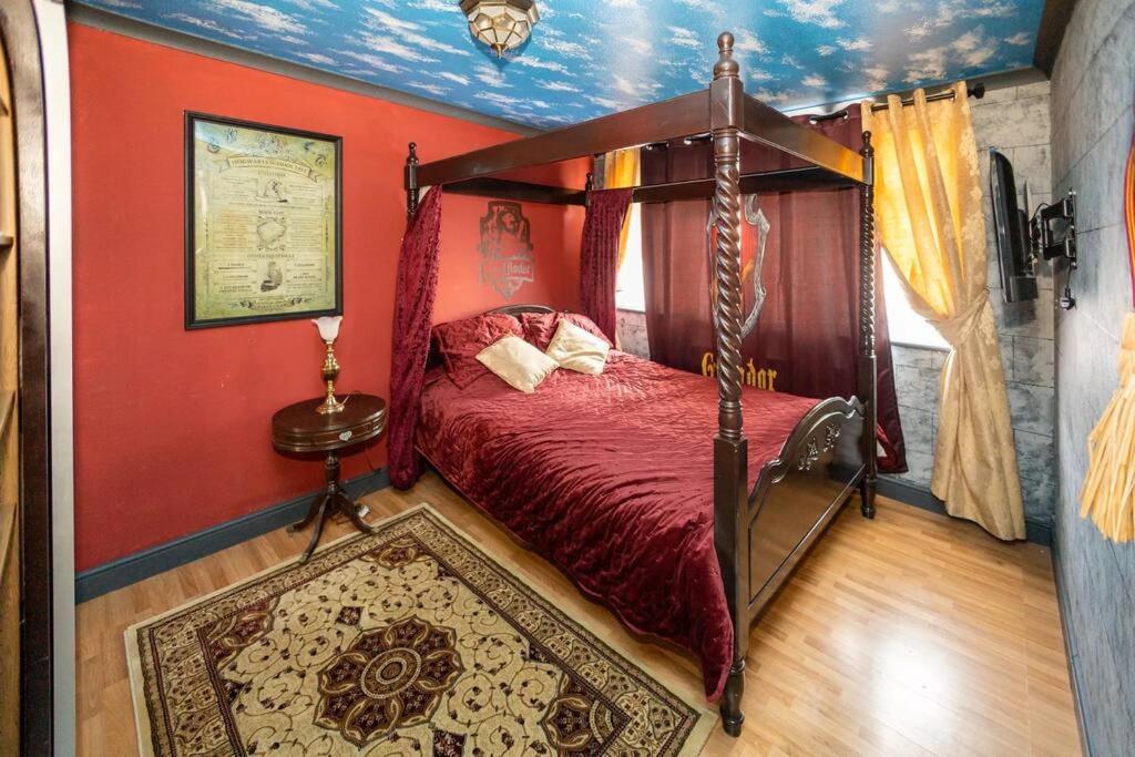 Hogwarts Hideaway Themed Property Watford  Exterior photo