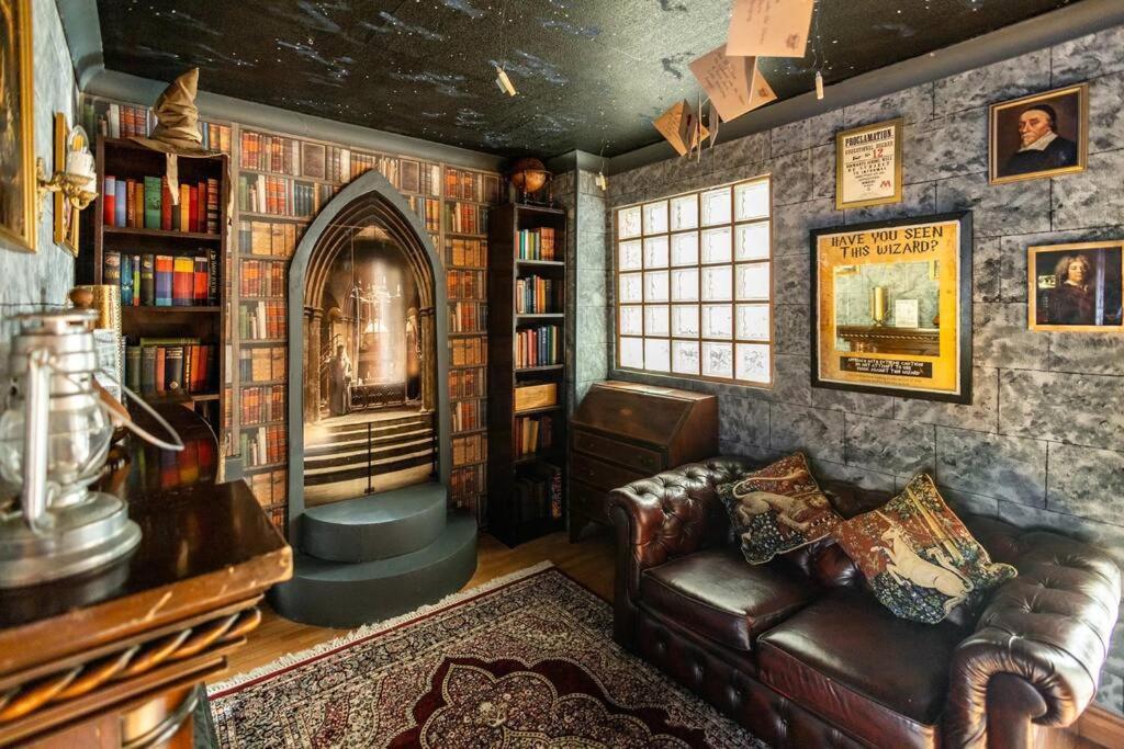 Hogwarts Hideaway Themed Property Watford  Exterior photo