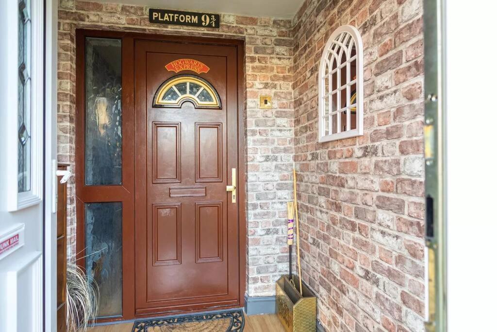 Hogwarts Hideaway Themed Property Watford  Exterior photo