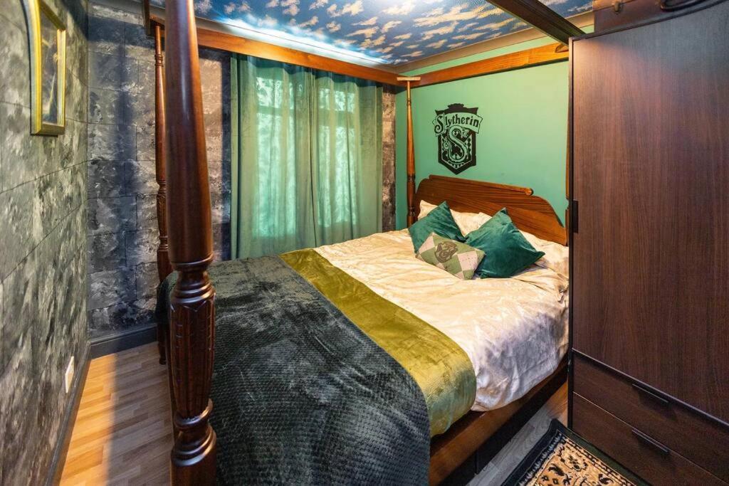 Hogwarts Hideaway Themed Property Watford  Exterior photo