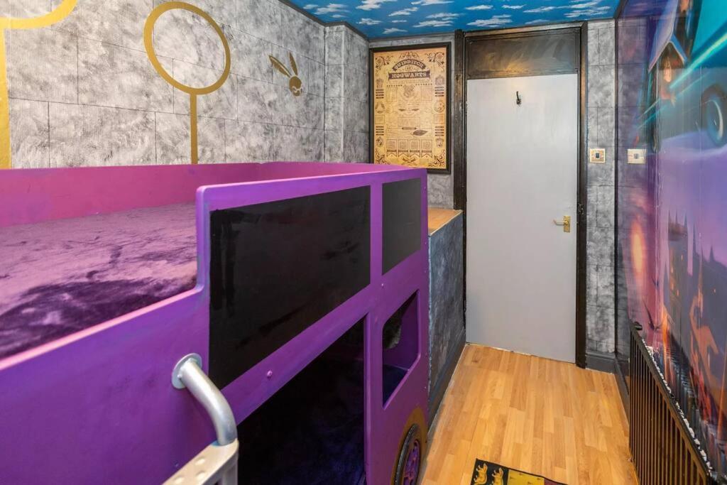 Hogwarts Hideaway Themed Property Watford  Exterior photo