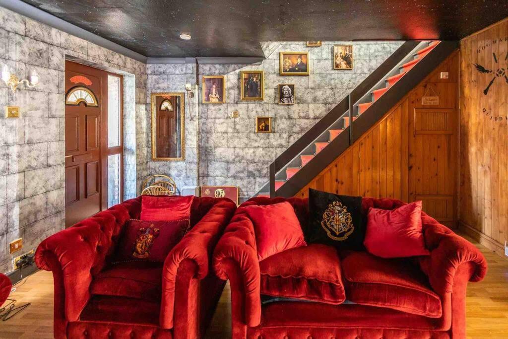 Hogwarts Hideaway Themed Property Watford  Exterior photo