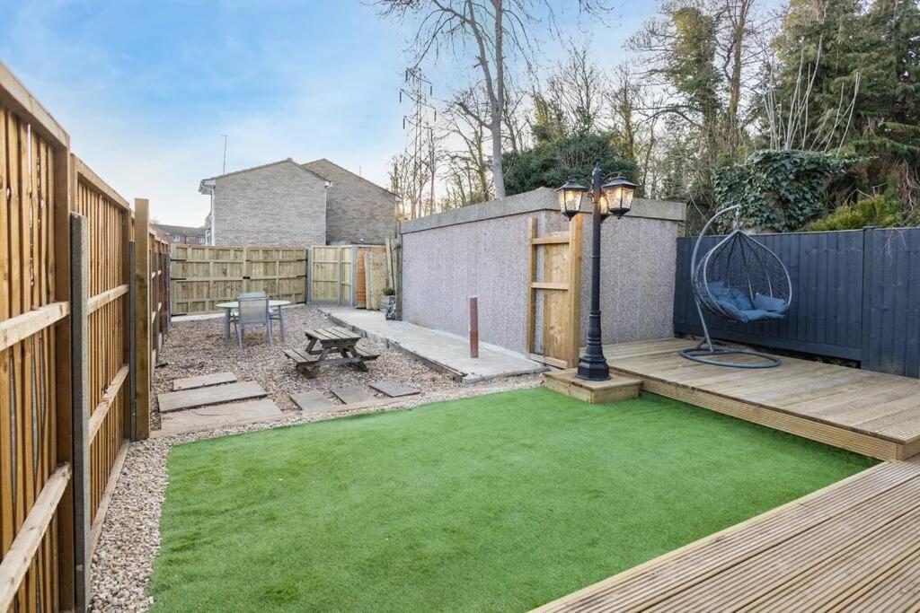 Hogwarts Hideaway Themed Property Watford  Exterior photo