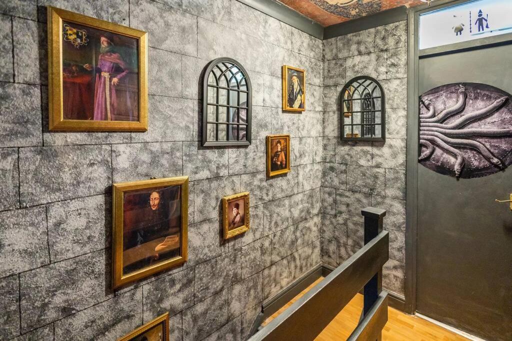 Hogwarts Hideaway Themed Property Watford  Exterior photo