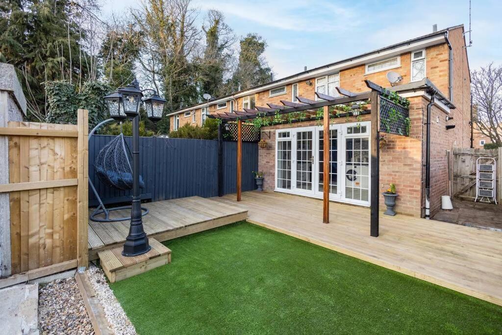 Hogwarts Hideaway Themed Property Watford  Exterior photo